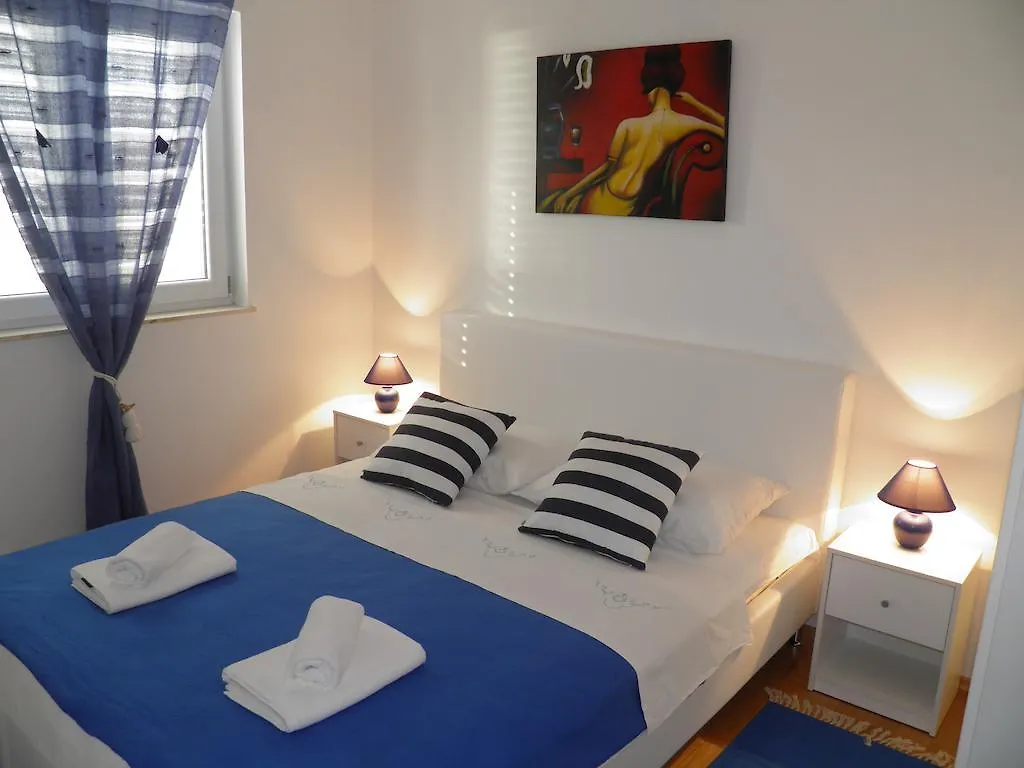 Apartments Perla Dinjiška 0*,